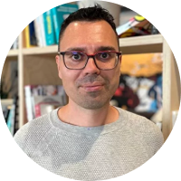 Денис Ларионов